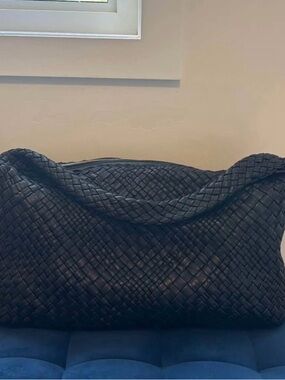 Falor Leather Shoulder Bag in Black